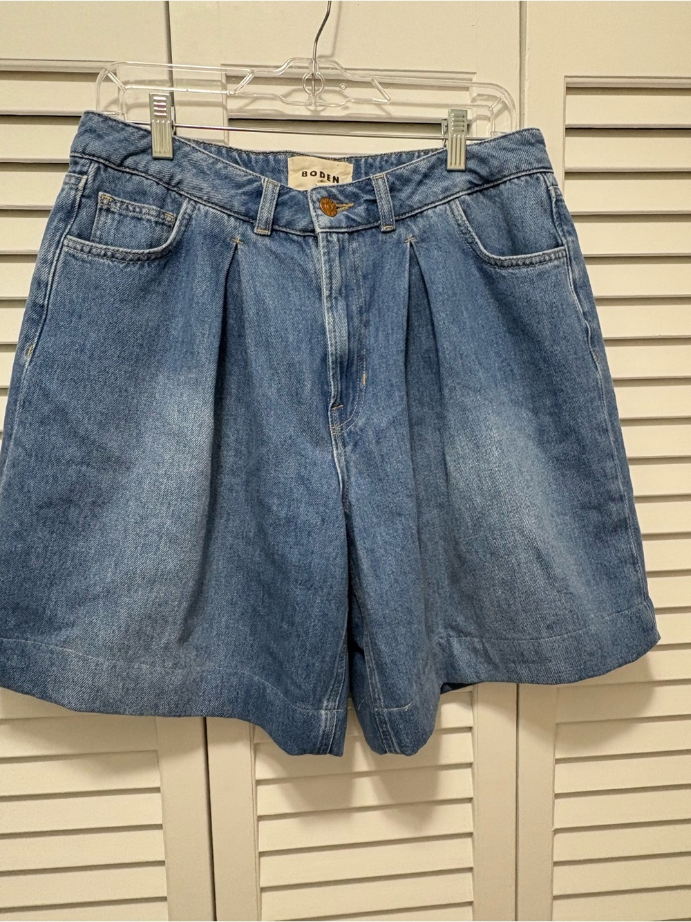 Boden Women's Medium Blue Denim Pleated Bermuda Shorts